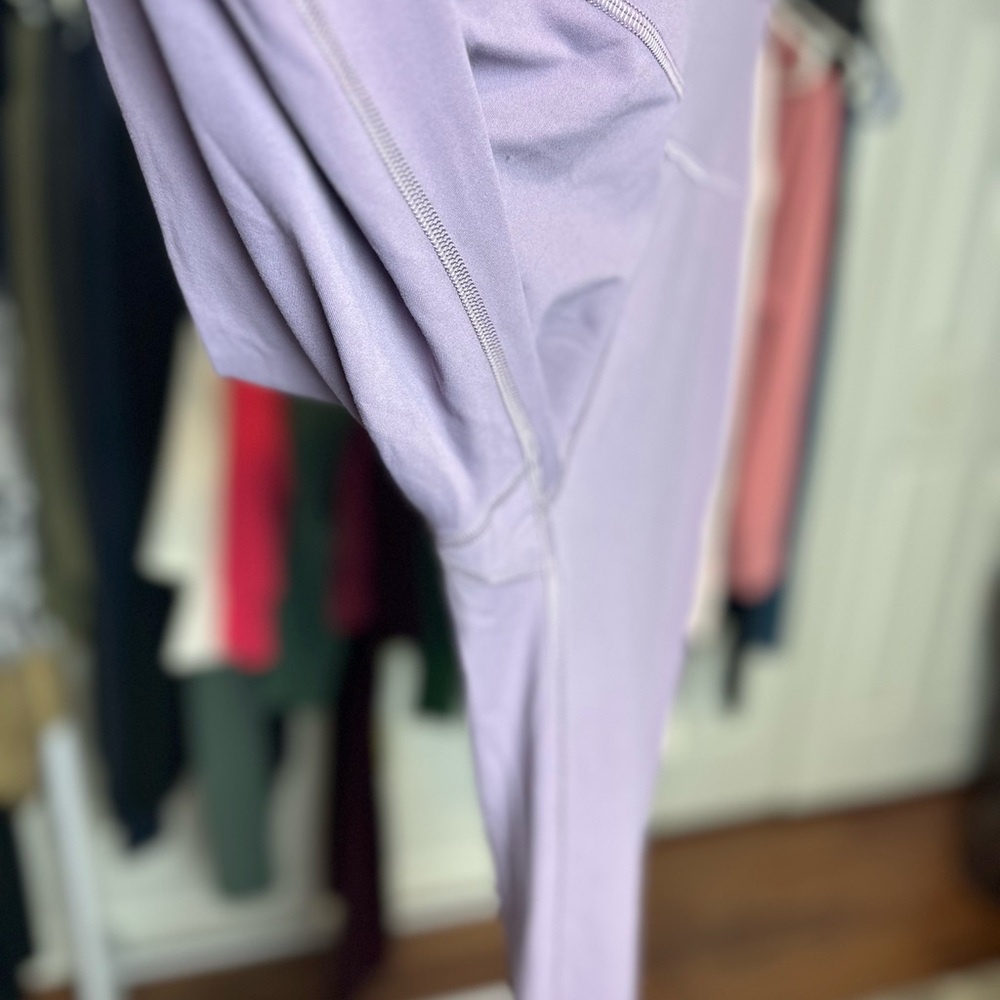 LULULEMON Groove Nulu Super-High-Rise Flared Pant
Regular SIZE 6 square dot - Picture 5 of 10